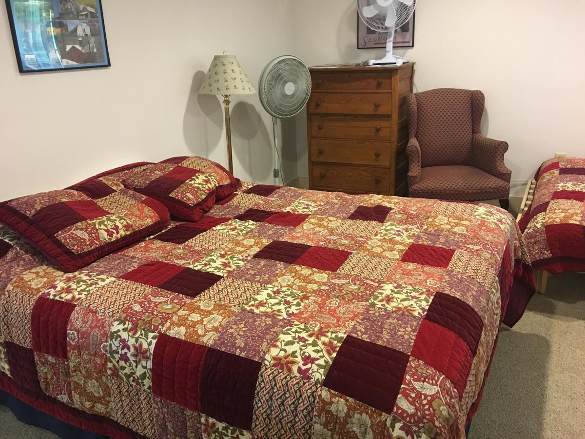 Hawk Mountain Lodge Charlemont Екстер'єр фото