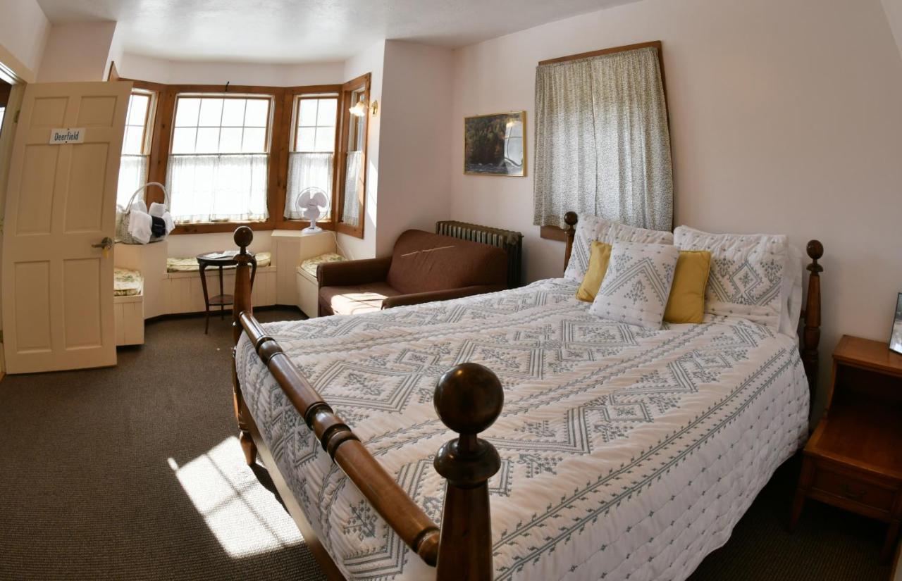 Hawk Mountain Lodge Charlemont Екстер'єр фото